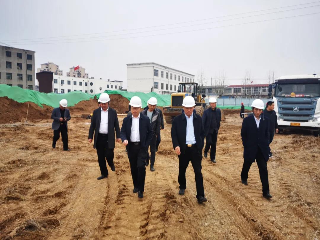 縣住建局局長李瑞星、副局長孔令壯一行到郭樓鎮(zhèn)美和佳苑社區(qū)北區(qū)督導(dǎo)檢查工程建設(shè)情況