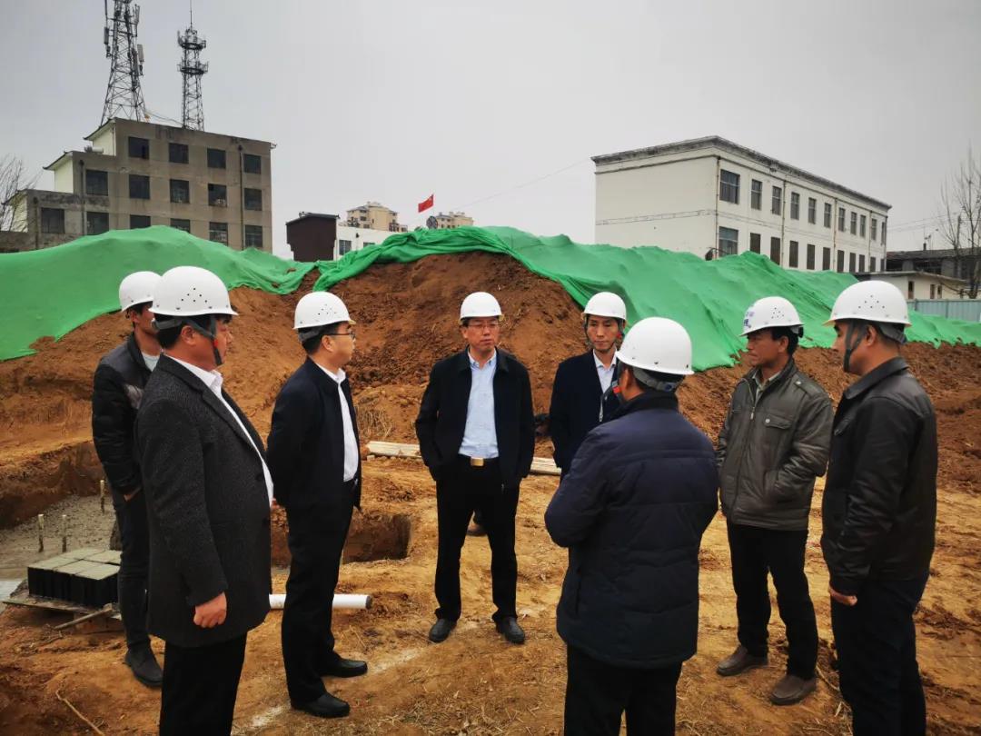 縣住建局局長李瑞星、副局長孔令壯一行到郭樓鎮(zhèn)美和佳苑社區(qū)北區(qū)督導檢查工程建設情況